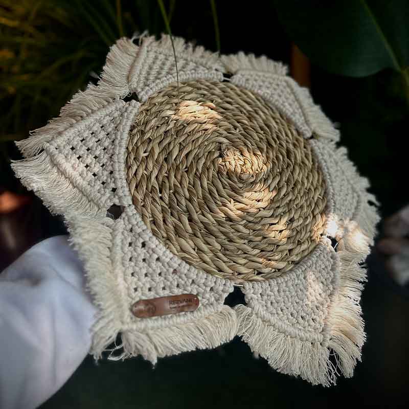 رومیزی مکرومه سه ضلعی با حصیر